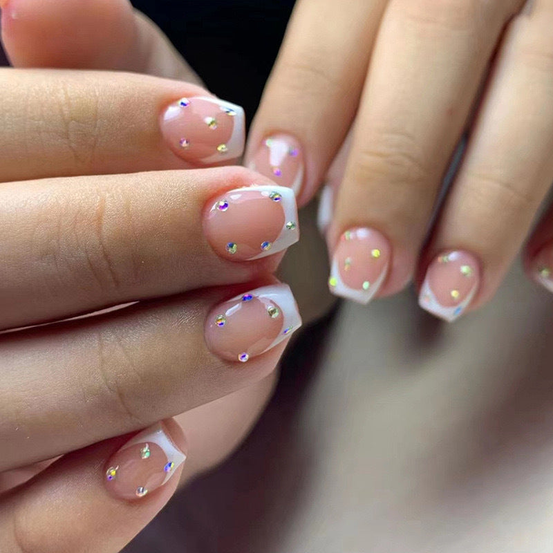 Elegantes Kunstnagelset mit funkelnden Strassverzierungen Brehn