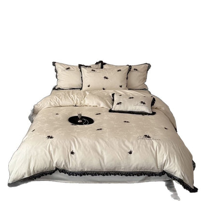 Besticktes florales Baumwollsatin-Bettbezug-Set mit gewelltem Spitzenbesatz und dekorativen Kissenbezügen