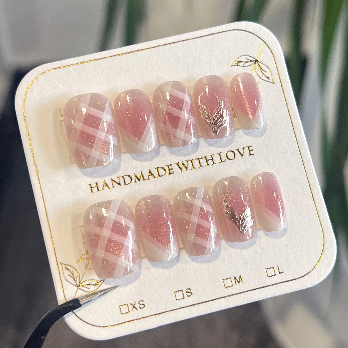 Nagelkunstset mit glamourösem Glitzer- und Schrägdesign Brehn