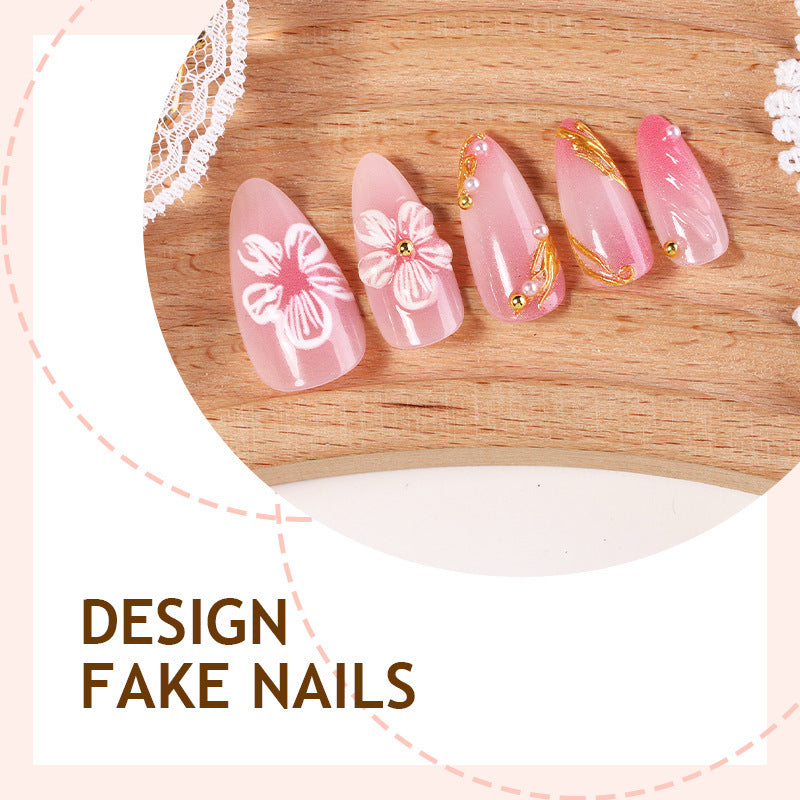 Kreatives Kunstnagelset mit Blumen- und goldenen Akzenten Brehn