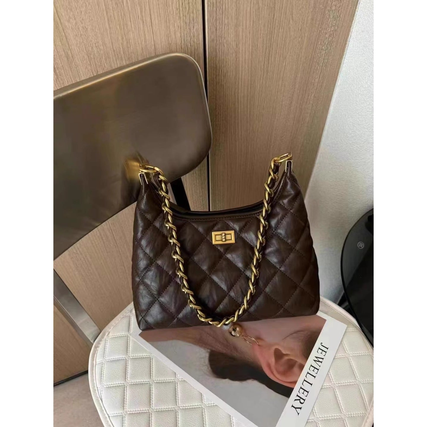 Elegante mit Ketten verzierte Hobo-Tasche Brehn