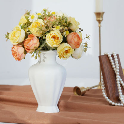 Lebensnahes Blumenbouquet mit Wiesenblumenakzenten