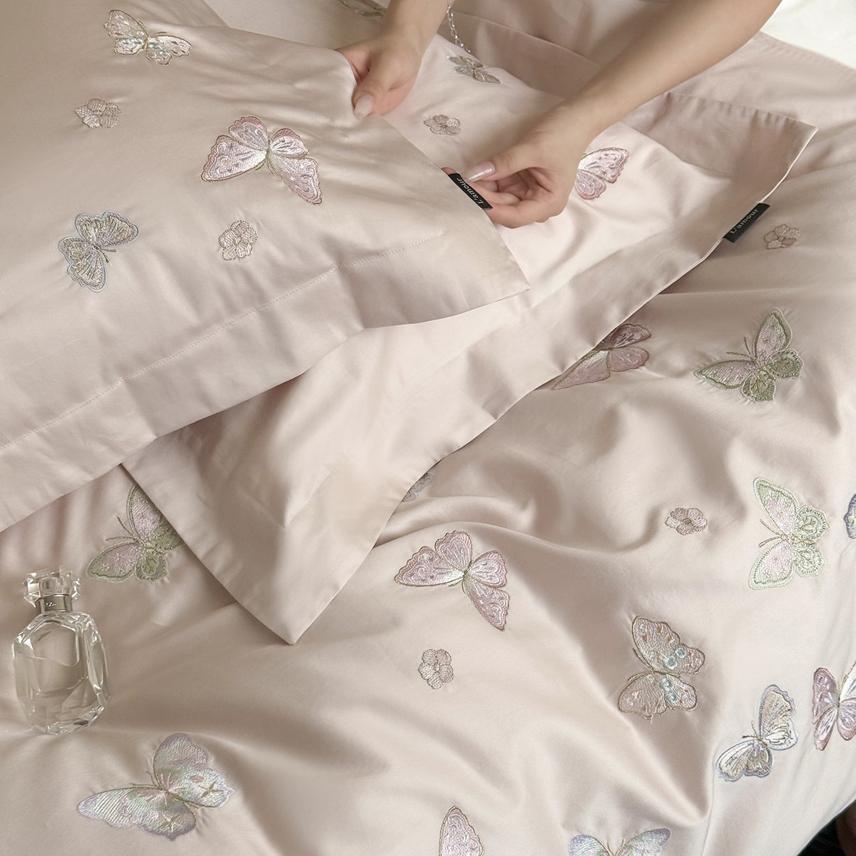 Satin-Bettwäschegarnitur mit feiner Schmetterlingsstickerei Brehn