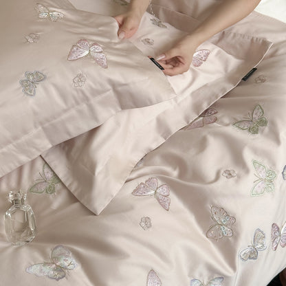 Satin-Bettwäschegarnitur mit feiner Schmetterlingsstickerei Brehn
