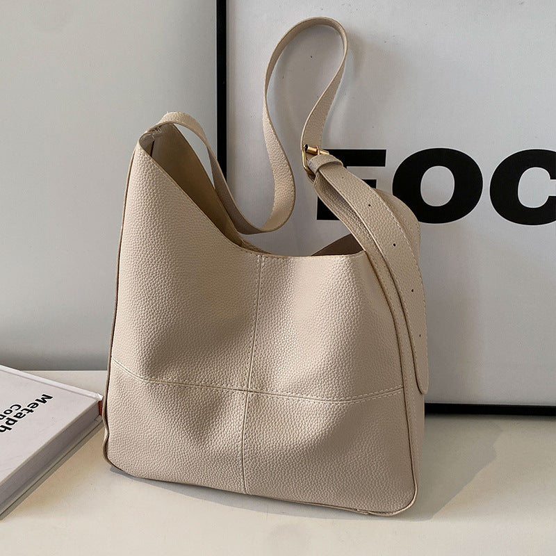 Lederhandtasche mit Teddy-Anhänger