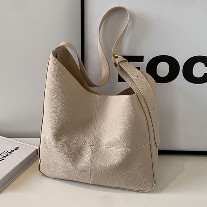 Lederhandtasche mit Teddy-Anhänger