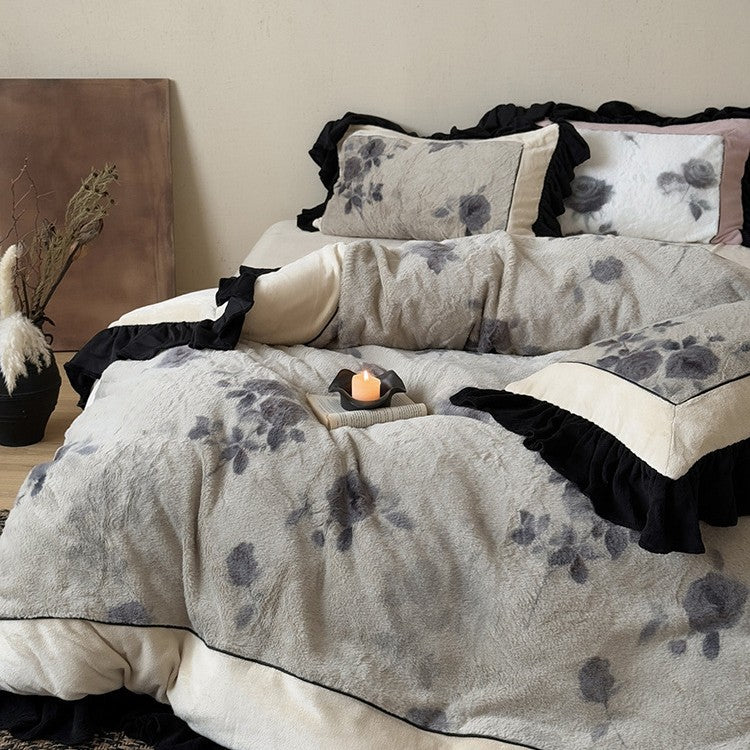 Mikrofleece-Bettwäschegarnitur mit floraler Samtoptik, Volantkissen und extraweicher Kuscheloberfläche