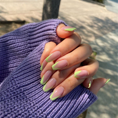 Kunstvolle Gel-Nägel mit elegantem Floral-Design und Glitzerakzenten Brehn