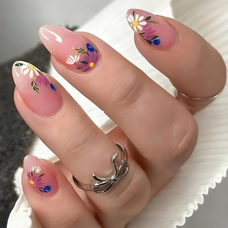 Kunstnagelset mit floralen Designs und eleganten Spitzen Brehn