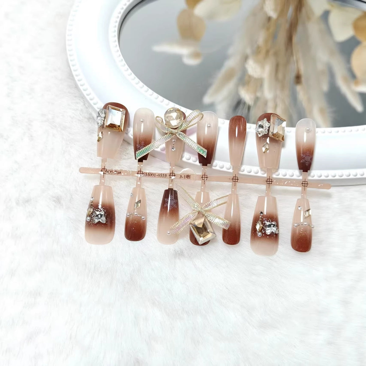 Kunstnägel mit luxuriösem Design und eleganten Dekorationen Brehn