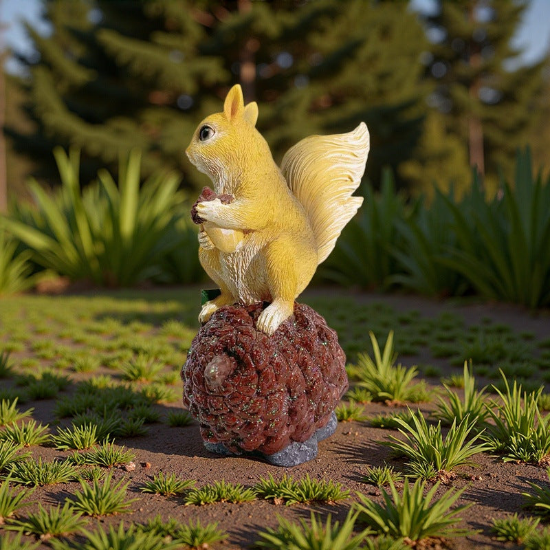 Dekorative Eichhörnchen Skulptur auf einem Zapfen Brehn
