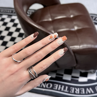 Künstlerisches Press-On-Nagelset mit einzigartigen grafischen Mustern Brehn