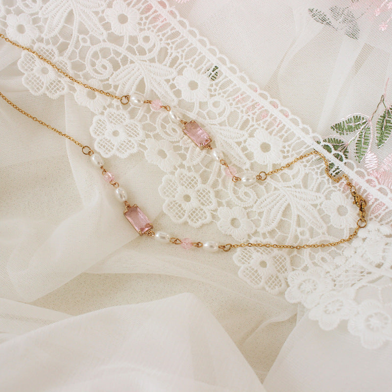 Elegante Schmuckkette mit Perlen und Pinken Akzenten Brehn