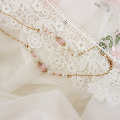 Elegante Schmuckkette mit Perlen und Pinken Akzenten Brehn