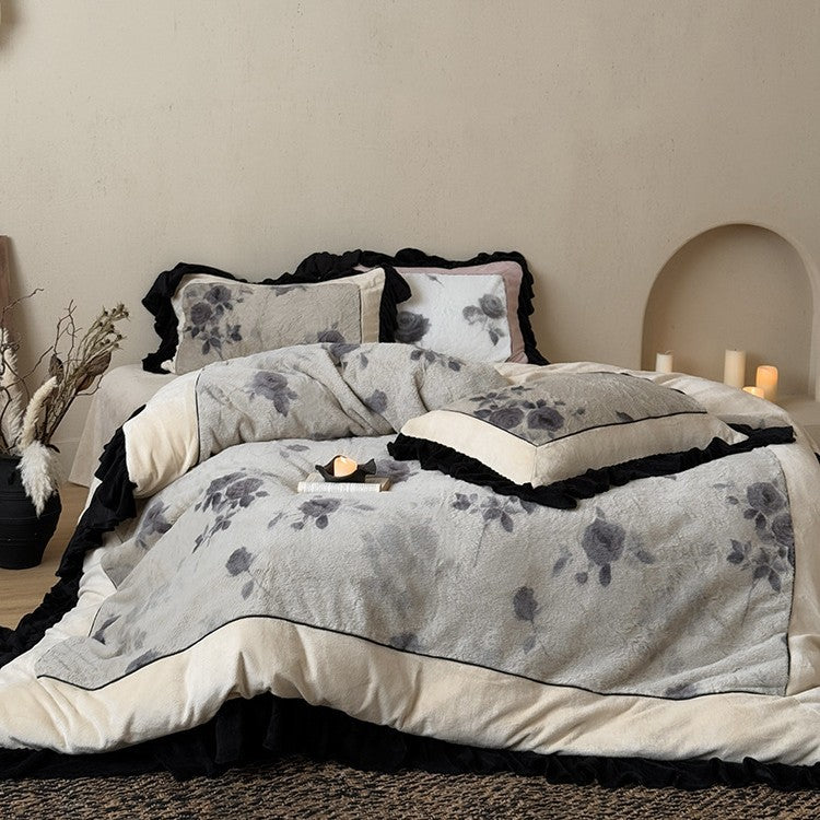 Mikrofleece-Bettwäschegarnitur mit floraler Samtoptik, Volantkissen und extraweicher Kuscheloberfläche