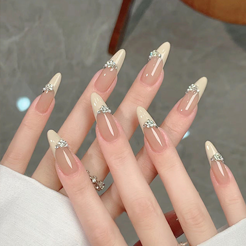 Kunstnagelset mit eleganten Spitzen und funkelnden Applikationen Brehn