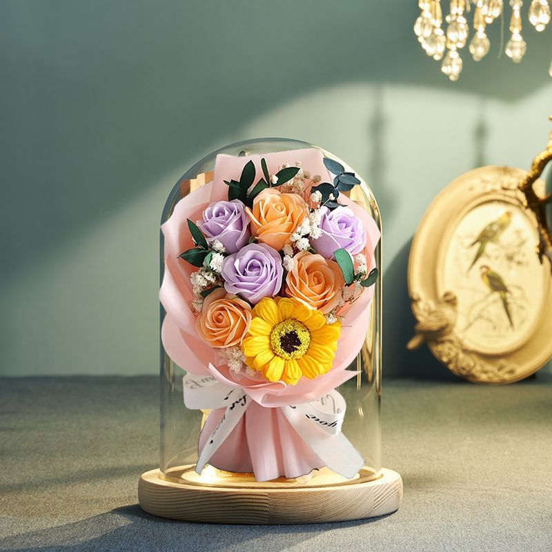 Konservierter Blumenstrauß in Glaskuppel