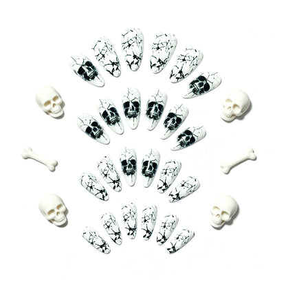 Kunstnägel mit Verspieltem Totenkopf-Design und Riss-Effekten Brehn