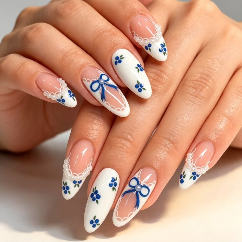 Kunstnägel mit Romantischem Blumen- und Schleifendekor Brehn