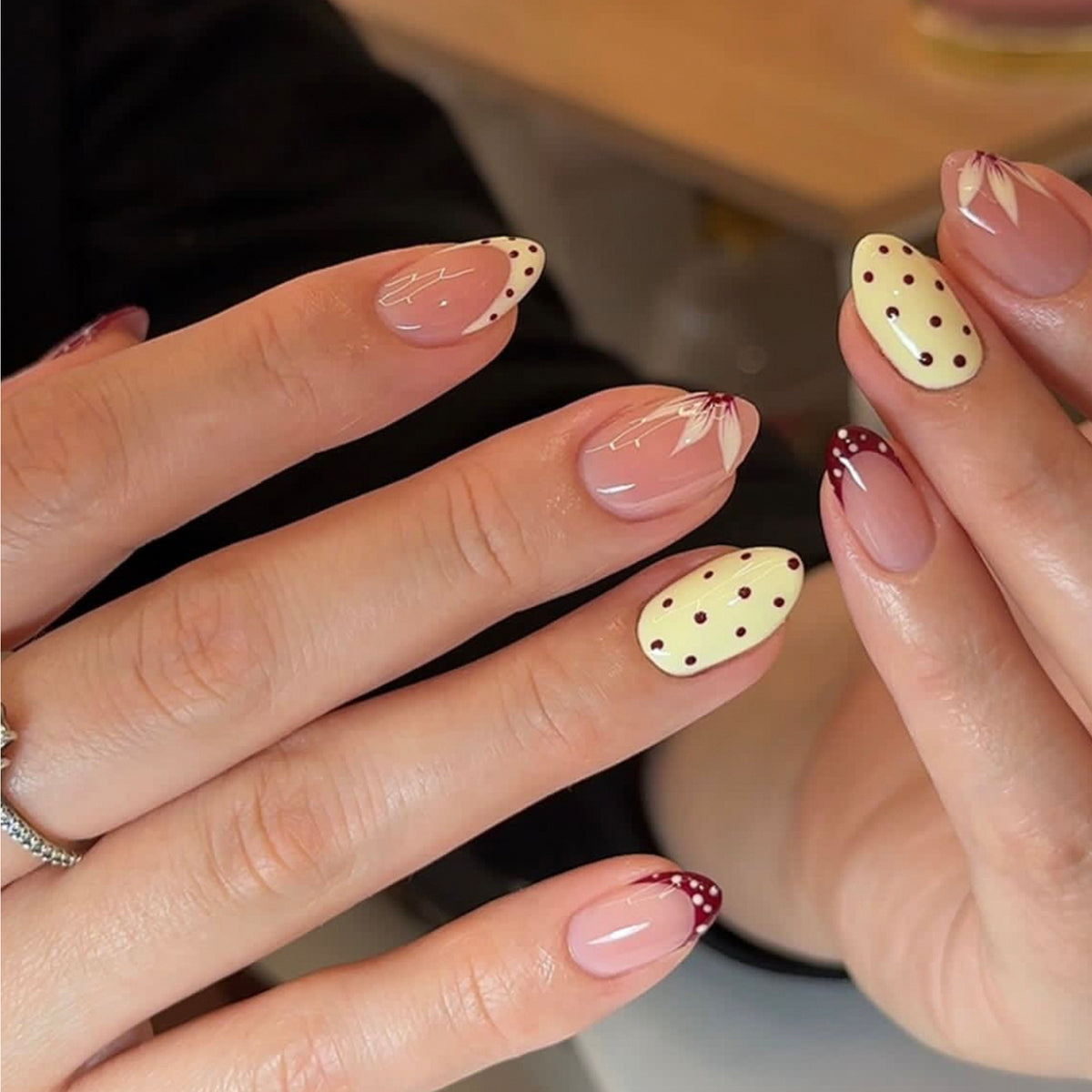 Künstliche Nagelkunst mit verspielten Punkten und Schleifen Brehn