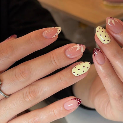 Kunstvolle Nageldesign mit einzigartigen Punkten und Blütenverzierungen Brehn