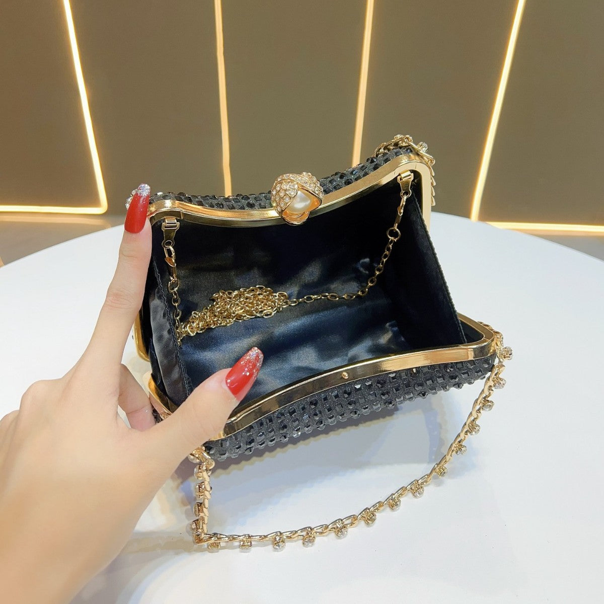 Elegante Abendtasche mit Strassverzierungen