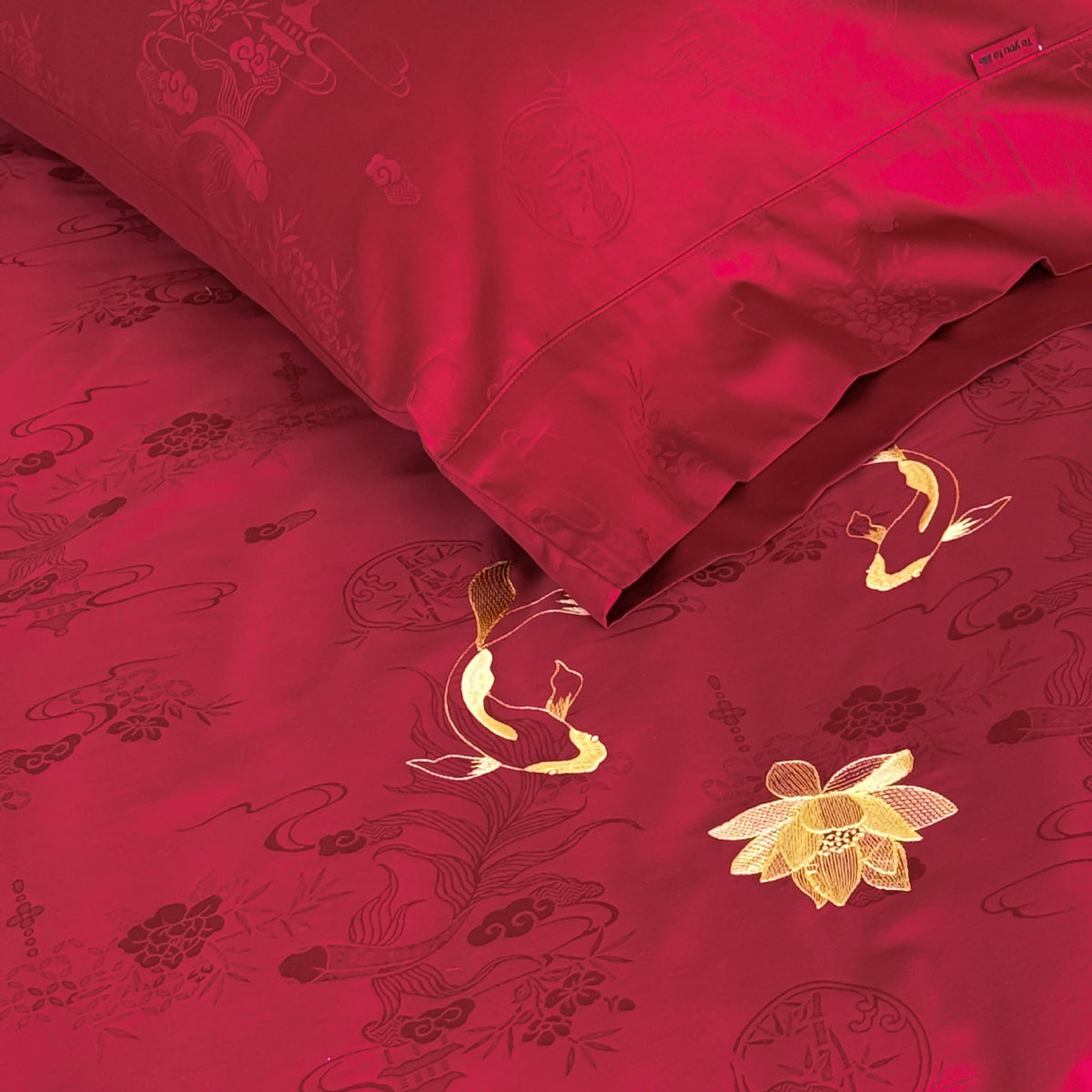 Luxuriöse Bettwäschegarnitur aus Baumwollsatin mit bestickten Koi-Motiven und feiner Jacquardstruktur