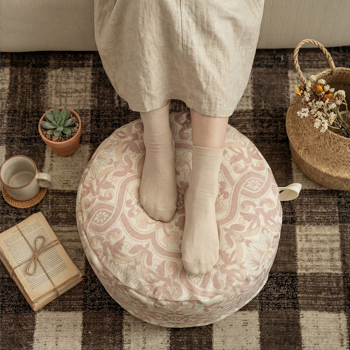 Runder Boden-Pouf mit gewebtem Ornamentmuster und Tragegriff Brehn