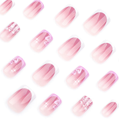 Kunstvolle Nagelkunst mit Herz- und Glitzermotiven Brehn