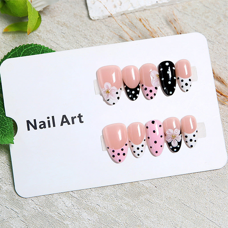 Kunstvolle Nagelspitzen im eleganten Design Brehn