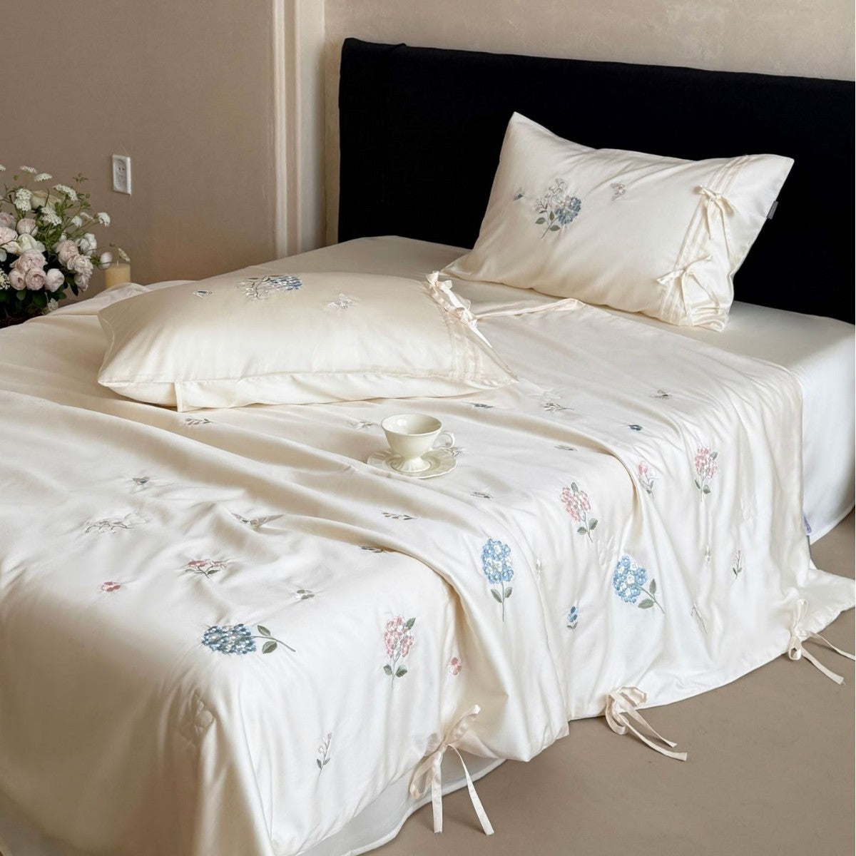 Gestepptes Bettüberwurf-Set mit fein besticktem Blumenrelief und Bandbefestigung Brehn