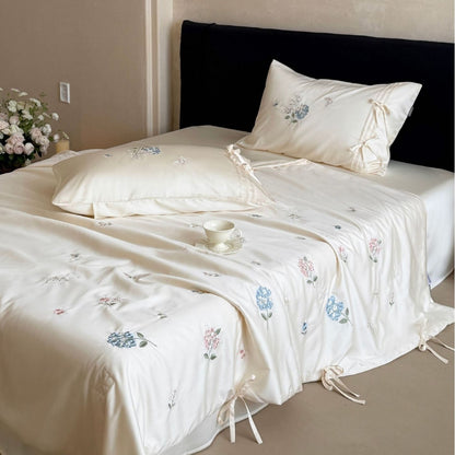 Gestepptes Bettüberwurf-Set mit fein besticktem Blumenrelief und Bandbefestigung Brehn