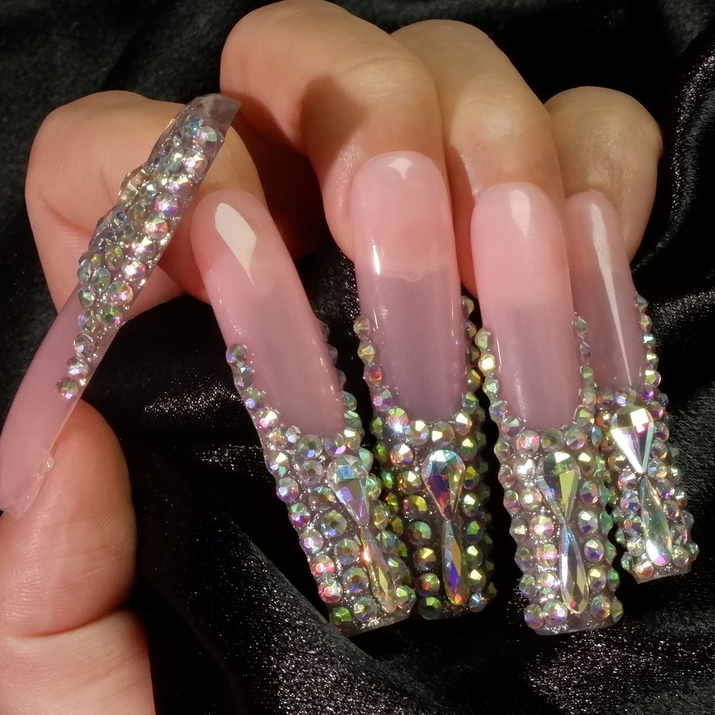 3D Dekorative Press-On Nagelverlängerungen mit funkelnden Edelsteinakzenten Brehn