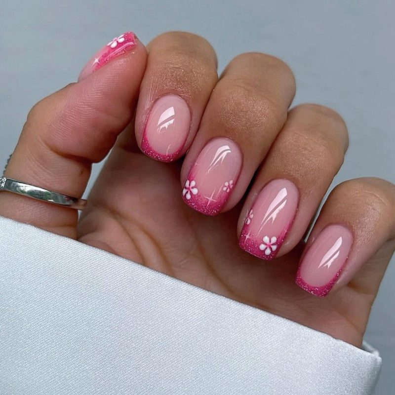 Kunstvolle Nagelkunst mit floralem Akzent und Glitzer Brehn