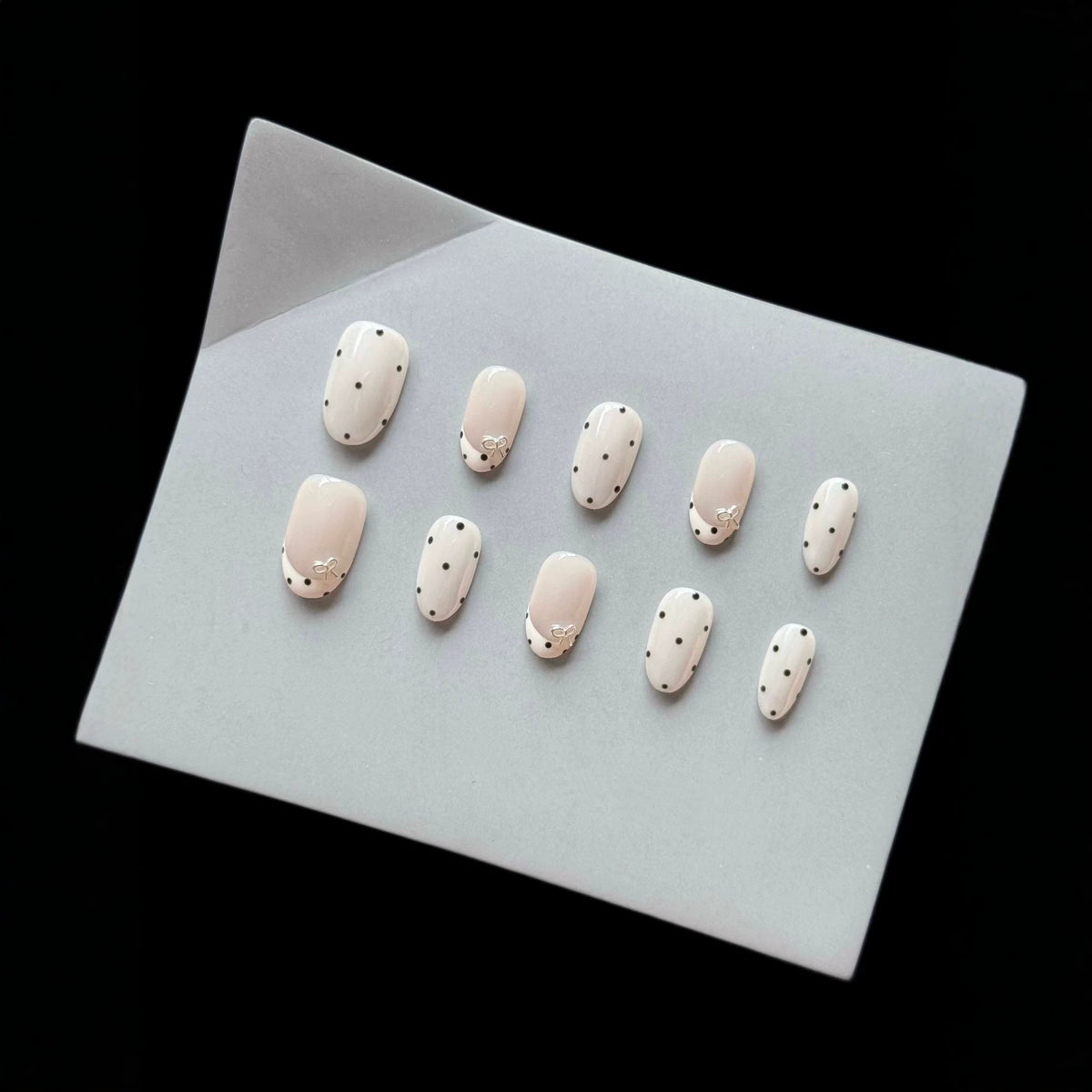 Dekoratives Press-On-Nagelset mit elegantem Punktemuster