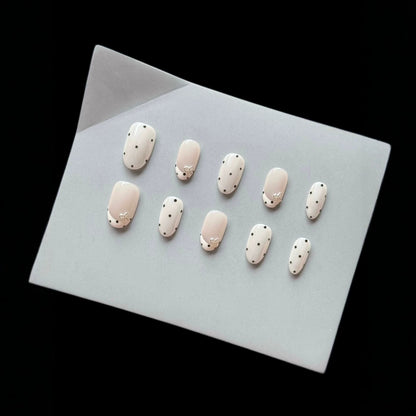Dekoratives Press-On-Nagelset mit elegantem Punktemuster