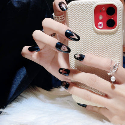 Künstlerisches Press-On-Nagelset mit geometrischen und symbolischen Designs