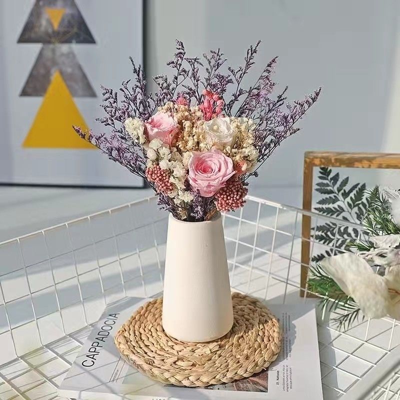 Eleganter Trockenblumenstrauß mit dekorativer Vase