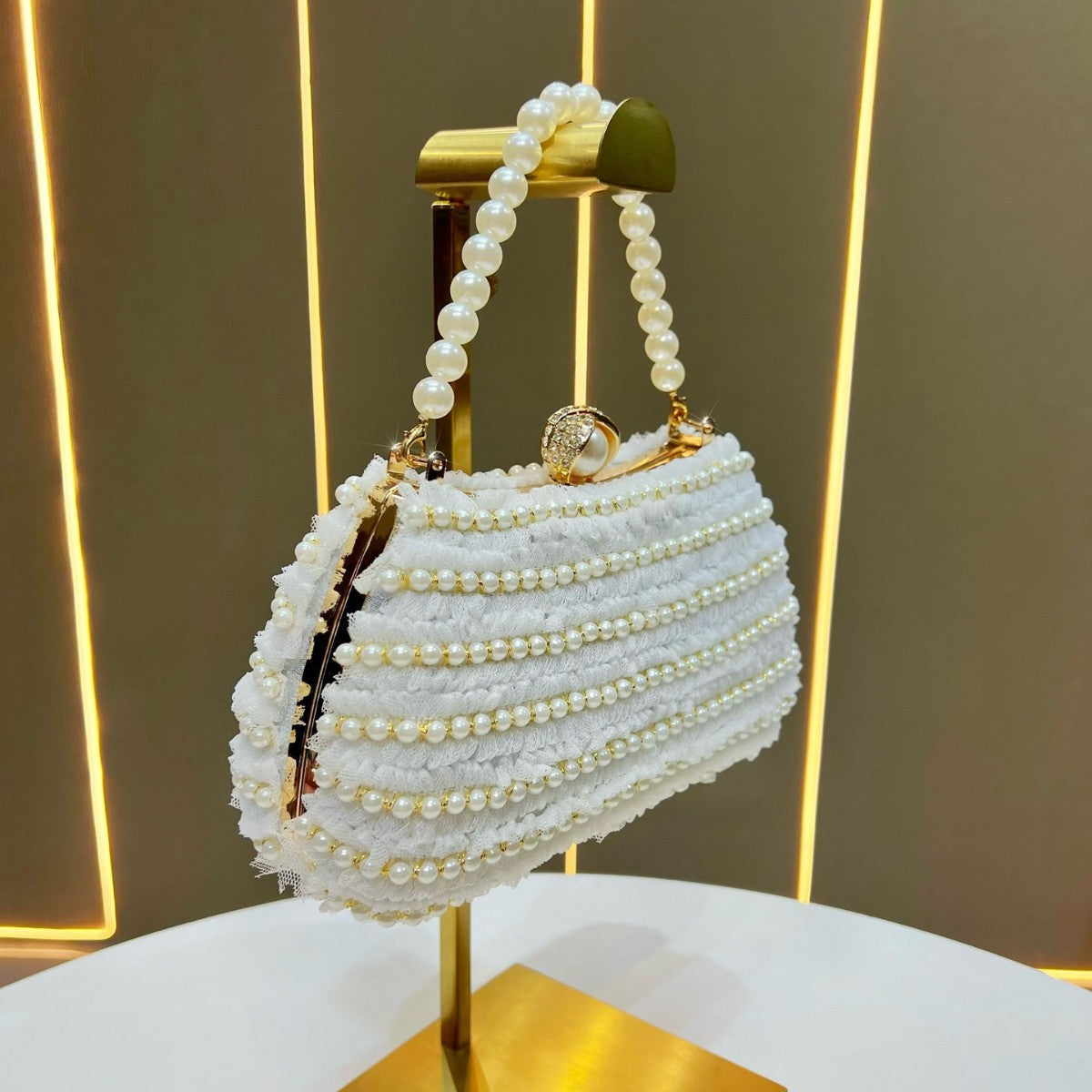 Elegante perlenverzierte Handtasche