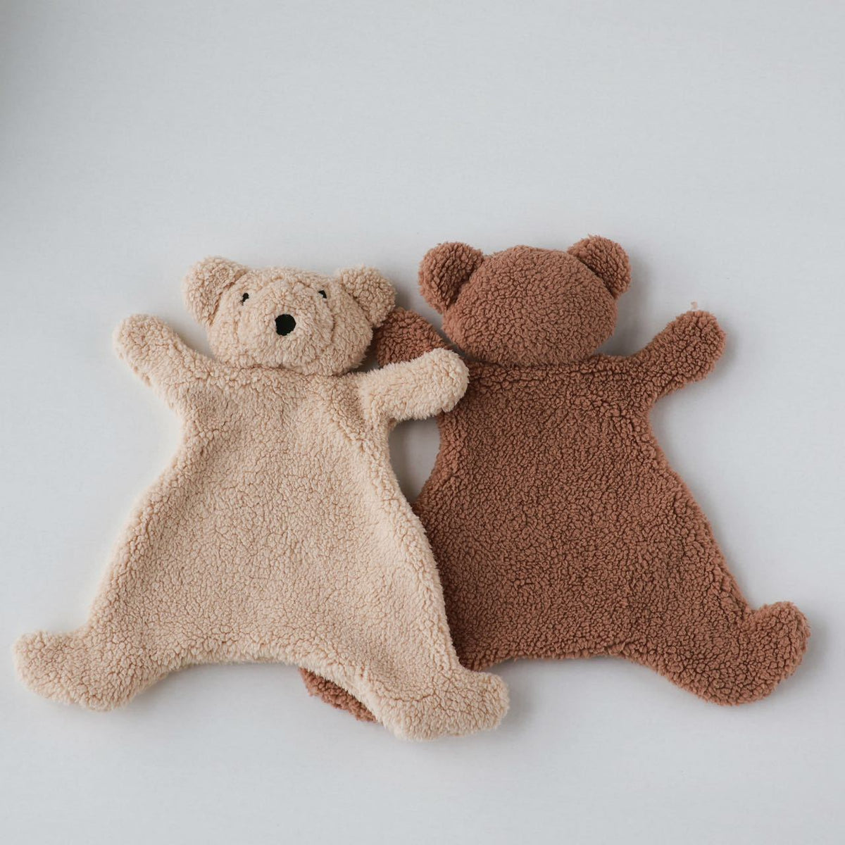 Handgefertigte Bio-Baumwolle Hasenpuppe mit Leinenjacke und karierten Shorts