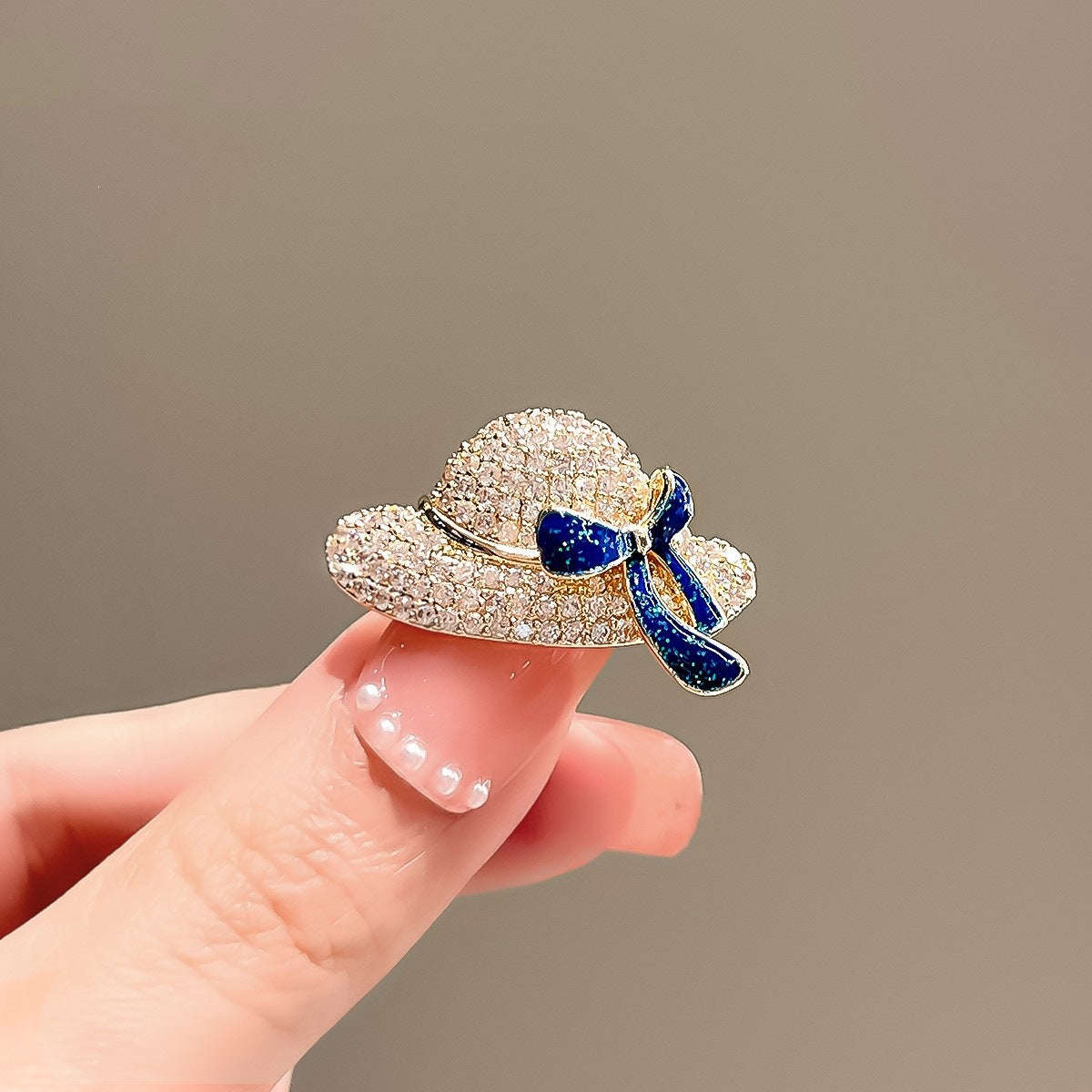 Glamouröse Blütenbrosche mit Funkelnden Kristallen Brehn