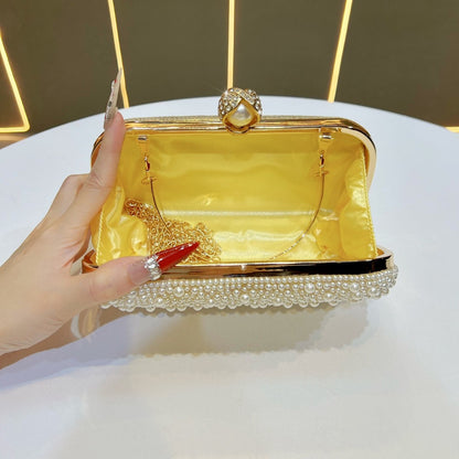 Dekorative Perlen-Clutch mit goldenen Akzenten