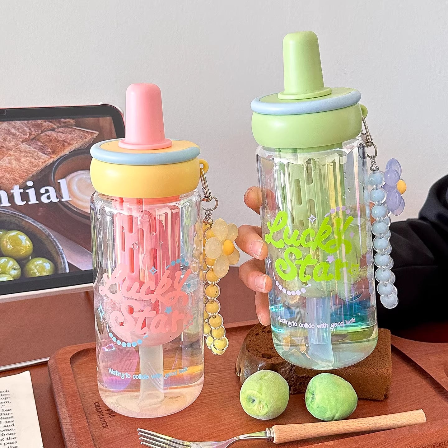 Damen kreative Trinkflasche mit integriertem Strohhalm und Schlüsselanhänger Brehn