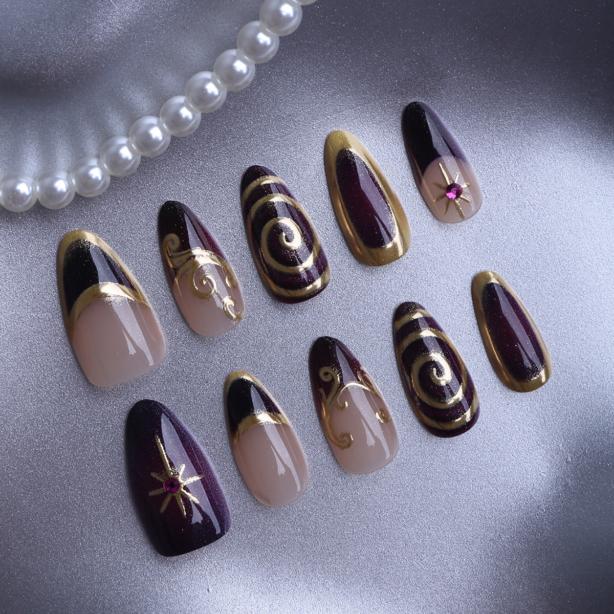 Elegante Kunstnägel mit Luxuriösem Gold-Design Brehn