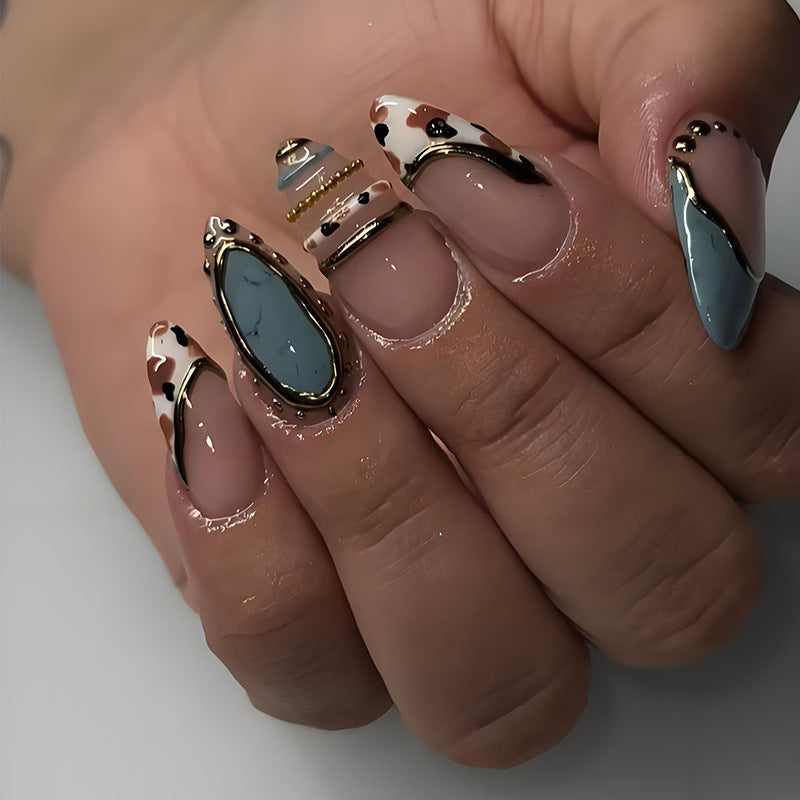 Kunstnagelset mit luxuriösen Dekorationselementen und eleganten Designs Brehn