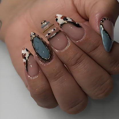 Kunstnagelset mit luxuriösen Dekorationselementen und eleganten Designs Brehn