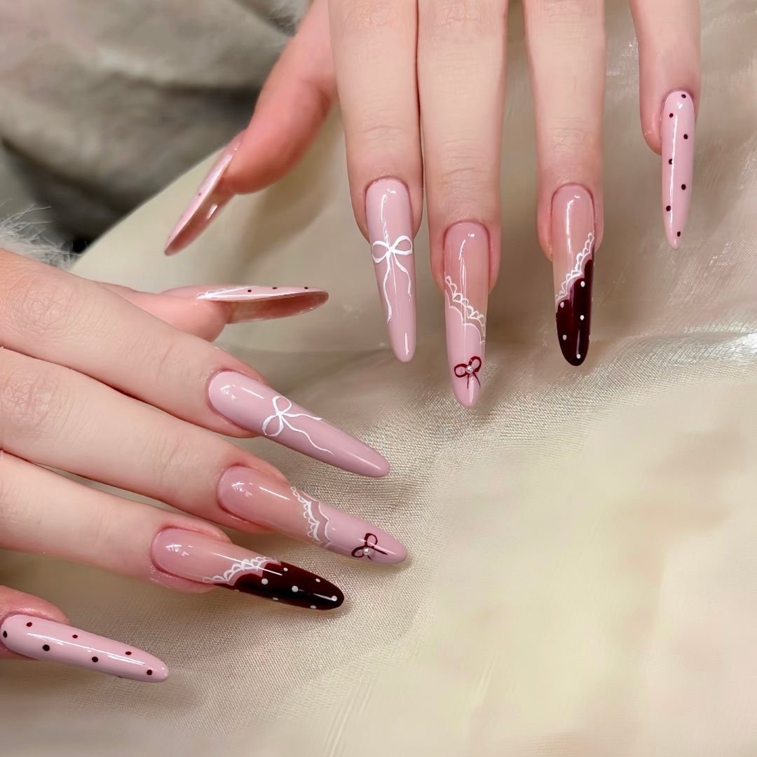 Künstlerische Lange Stiletto-Nagelverzierungen Brehn