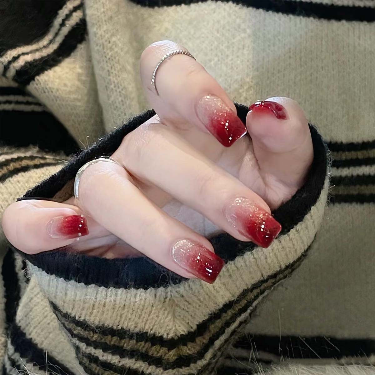 Glamouröse Kunstnägel mit Glitzer-Gradient Brehn