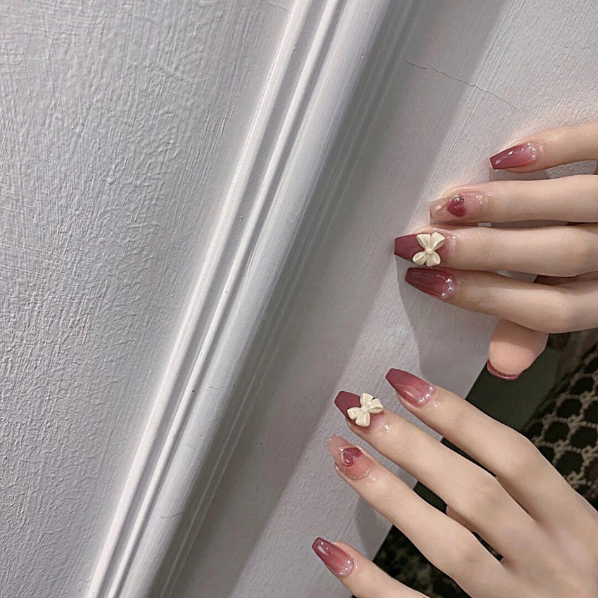 Glamouröse Kunstfingernägel mit Herz-Design und Glitzernden Akzenten Brehn