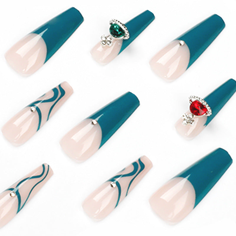 Kunstvolle Nagelverzierung mit eleganten Akzenten Brehn